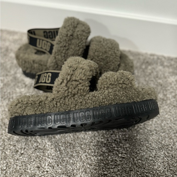 UGGS 9 - Picture 2 of 3